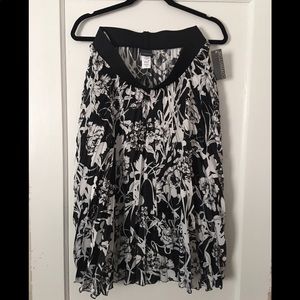 Brand new! Pleated flowy skirt